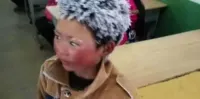 O frio implacável congelou o cabelo de um garoto de apenas 8...
