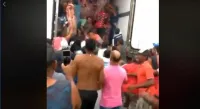 Um internauta gravou a ação de populares movidos pela fome n...