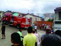 Uma casa pegou fogo na tarde deste Domingo no bairro Joaquim...