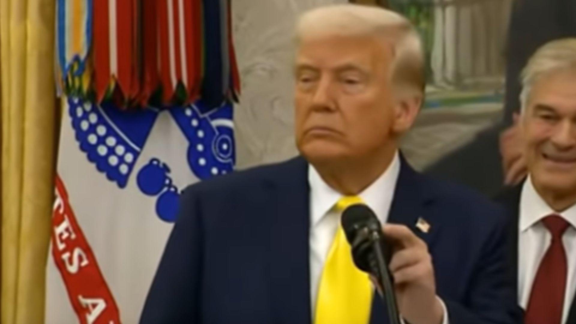 Trump usa gravata amarela ao anunciar tarifa de 50% contra produtos do Brasil