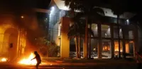 De surpresa e à portas fechadas, 25 senadores do congresso p...