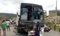 Um grave acidente entre um veículo de passeio de placa e pas...