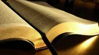 Imagem de Fiel sai de igreja após pastor citar versículo 17 de evangelho três vezes